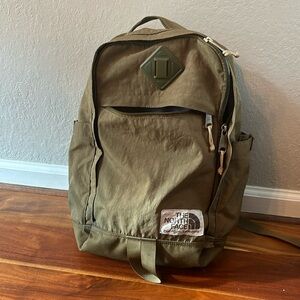 The North Face Berkeley Daypack-Green-unisex (but it made me pick a category)